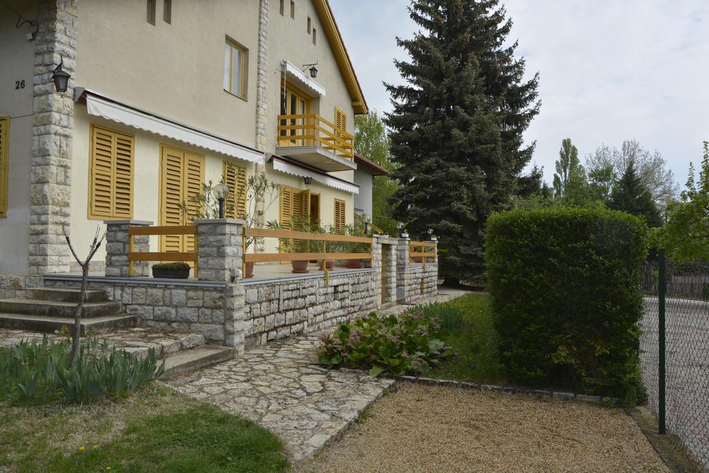 Soos Apartman Balatonfured Exterior photo